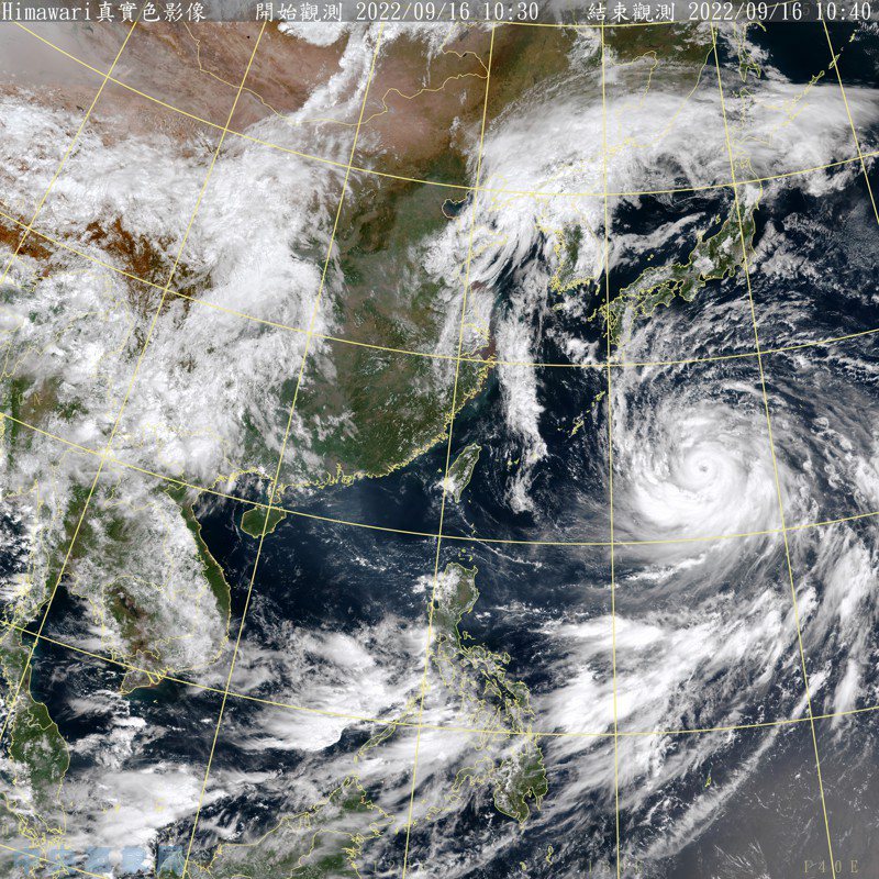 目前在台灣東方的南瑪都颱風，已經發展為中度颱風，環流完整而且巨大。圖／取自氣象局網站