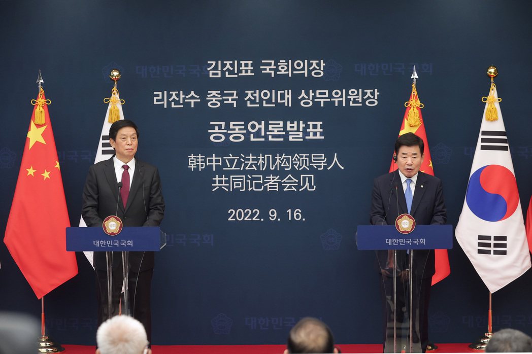 南韓國會議長金振杓（右）16日在首爾國會大樓與到訪的栗戰書舉行會談，會後雙方共同...