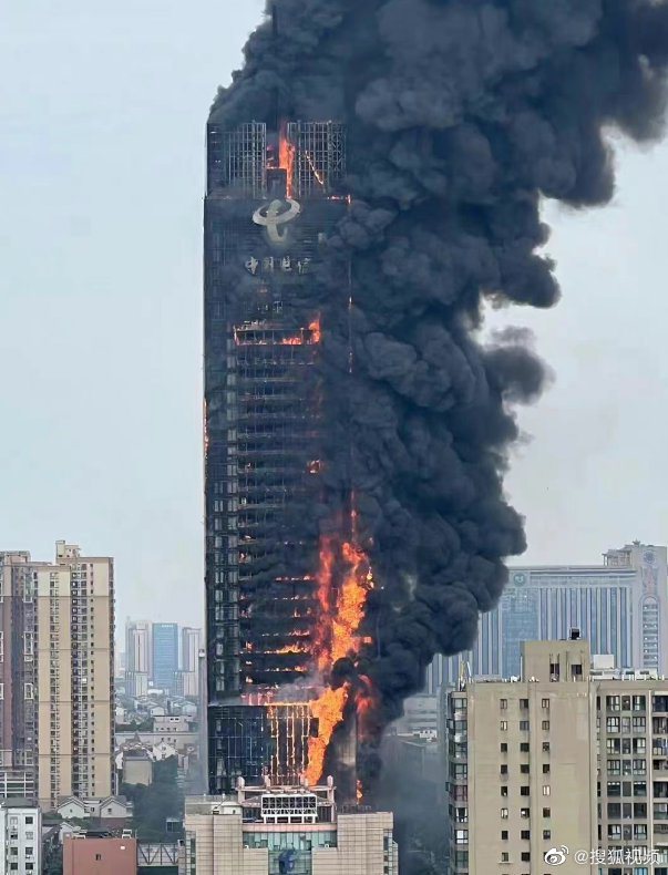 長沙中國電信大樓起火，火勢蔓延至整棟數十層，人員傷亡情況不明。圖／取自微博