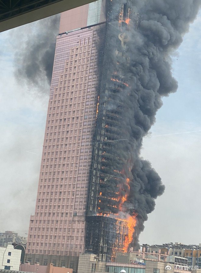 長沙中國電信大樓起火，目前已經控制住火勢。圖／取自微博