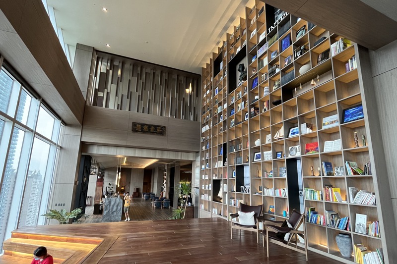 高雄市承億酒店隱身於高雄總圖會館，號稱藏書兩萬冊，25樓大廳有一面書牆。圖／聯合報系資料照片