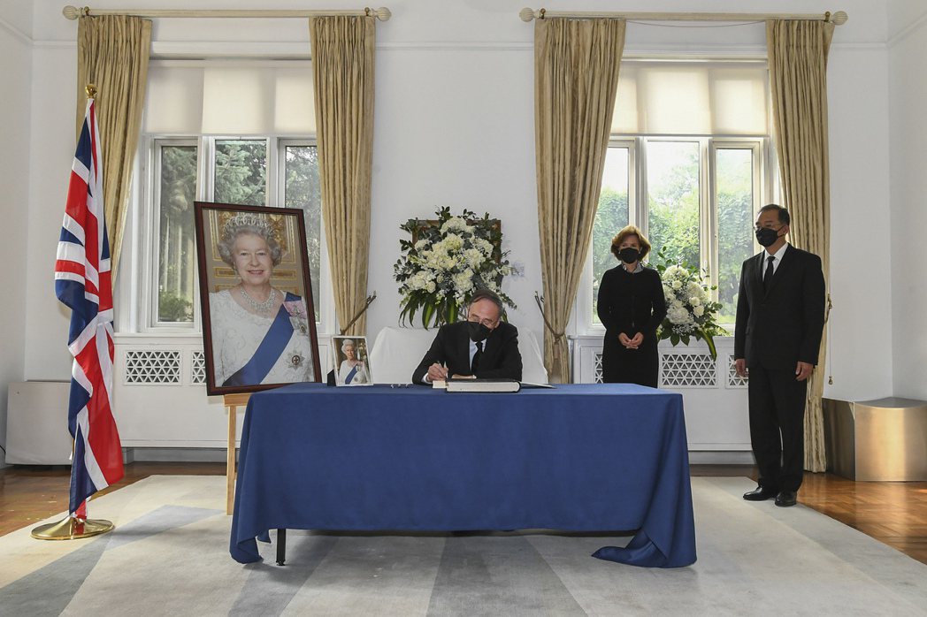 中國大陸國家副主席王岐山（中）12日在英國駐北京大使館弔唁英國女王伊麗莎白二世。...
