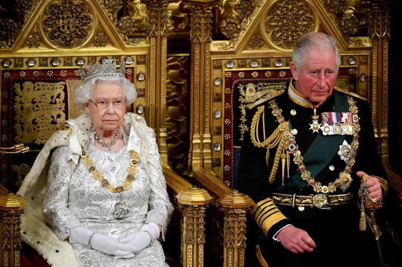 查理2019年陪同女王出席國會開議典禮。（路透）