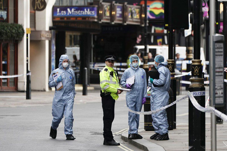 倫敦兩名男性警察清晨被一名持刀男子刺傷。警方表示，這次襲擊未被視為恐怖主義。美聯社