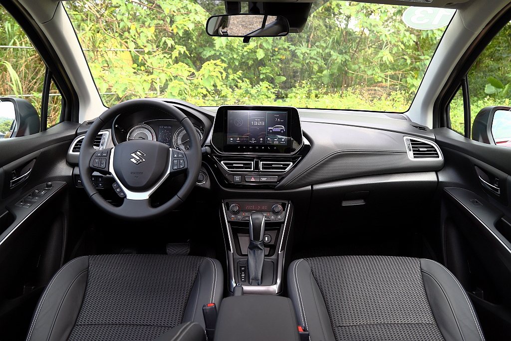 新Suzuki S-Cross車艙採用軟質飾板並搭配縫線／類透氣紋路，中央碩大多...