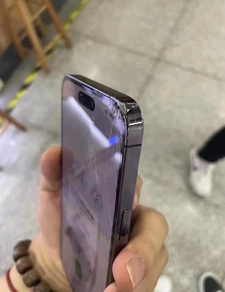 iPhone 14系列新機開售才第2天，就傳出有苦主達成「全台首摔」。 圖擷自爆廢公社公開版