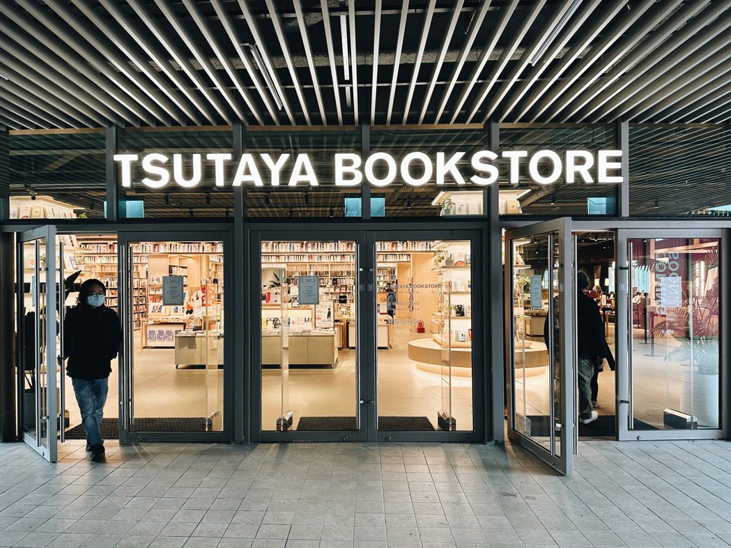 新總館1樓Tsutaya bookstore已進駐，販售書籍與風格文具，phot...