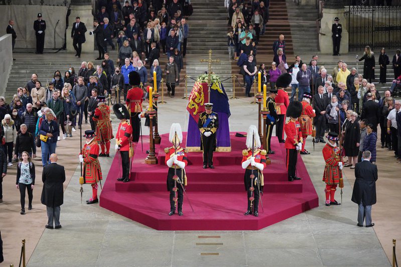 英國國王查理三世和他的弟妹安妮長公主、安德魯王子和愛德華王子16日晚間在西敏宮進行「王子守夜」（Vigil of the Princes）儀式。美聯社