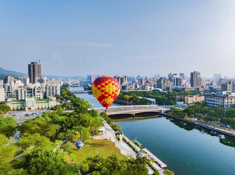 「2022高雄愛．月熱氣球」愛河場次登場，今早體驗遊客順利搭乘升空俯瞰愛河美景。圖／高市觀光局提供
