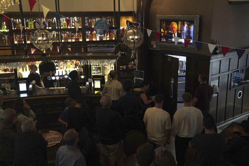 英国酒吧播放英国国王查理的谈话。多数酒吧下周一照常营业。美联社(photo:UDN)