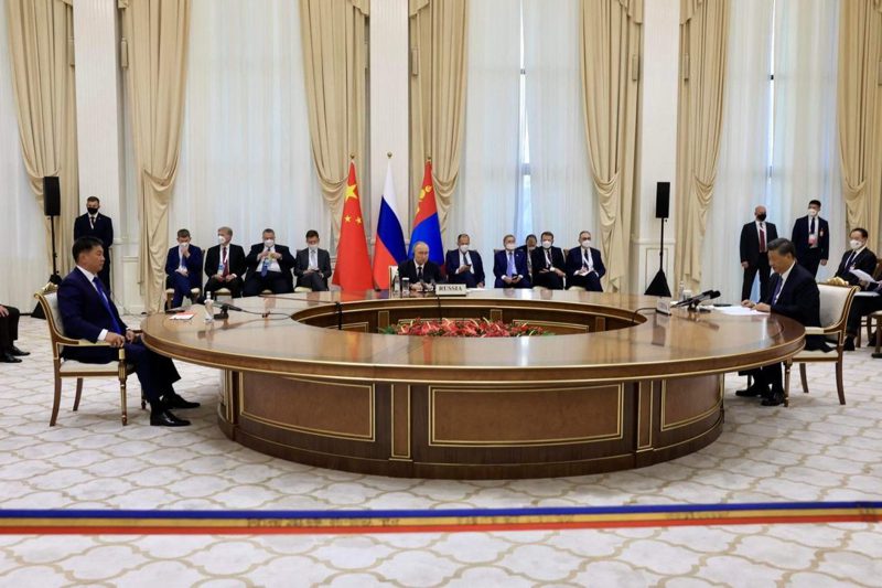 上海合作組織9月16日在烏茲別克撒馬爾罕舉行成員國理事會，共同簽署伊朗加入成員國備忘錄。圖為元首理事會期間中俄蒙舉行峰會。圖／取自蒙古總統府官網