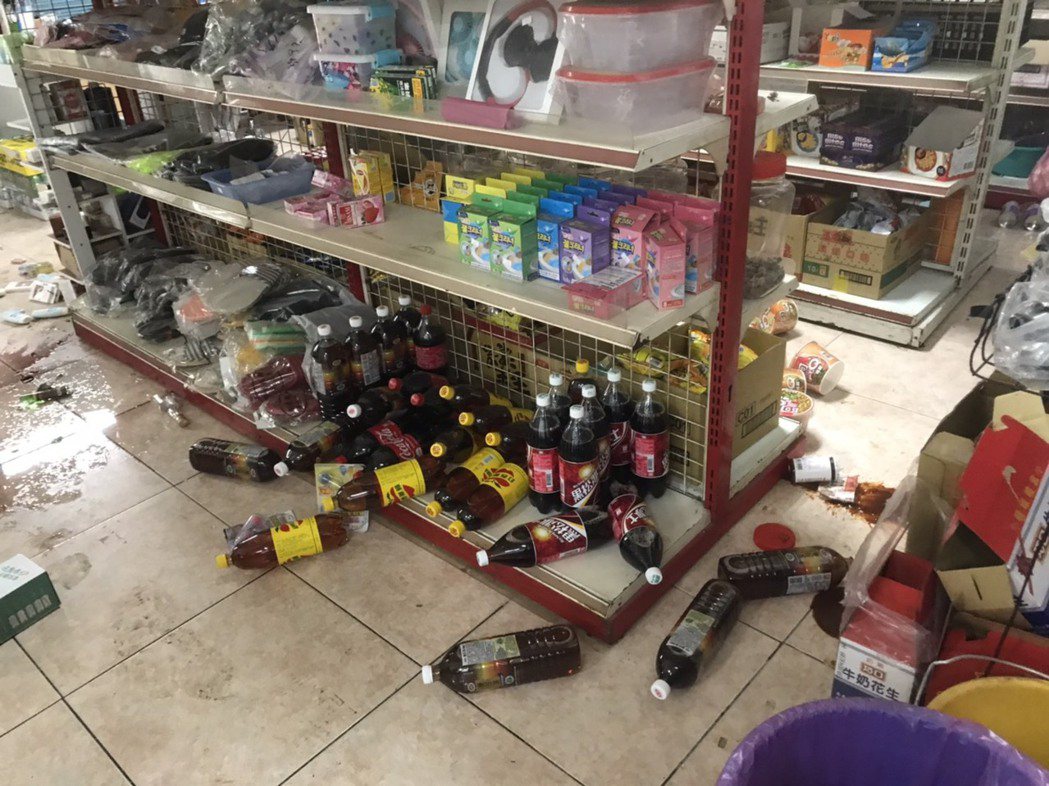 台東今晚發生苪氏規模6.4地震，鹿野鄉永安村雜貨店物品掉落一地。圖／讀者提供