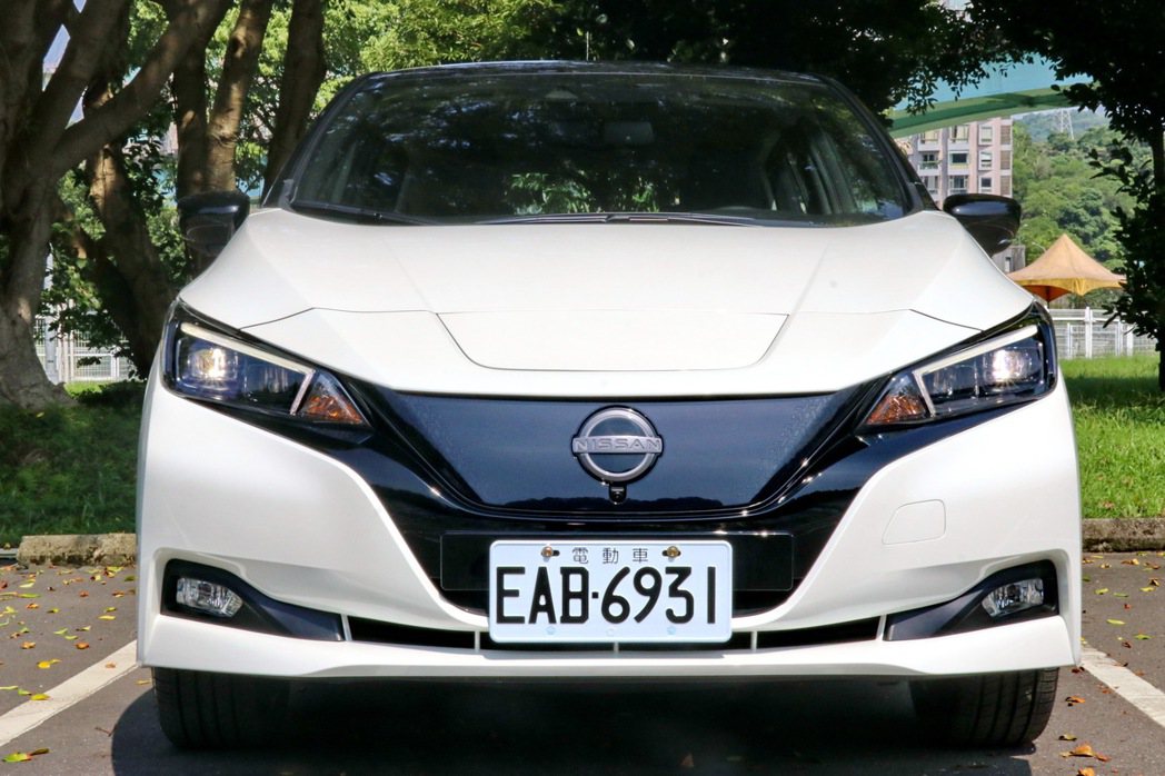 Nissan Leaf新年式車型水箱護罩更換為黑化設計，並首度換上NISSAN新...