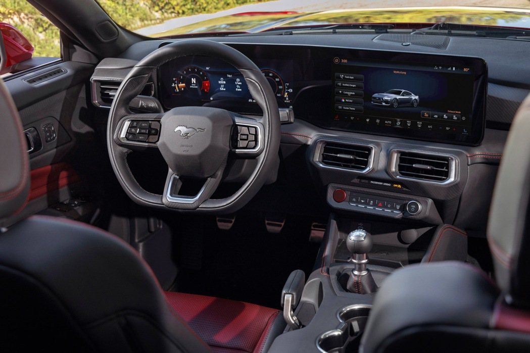 新世代Mustang採用12.4 吋數位儀表板搭配13.2吋的SYNC 4中控螢...
