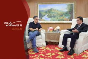 桃園市長鄭文燦（右）接受聯合報副總編輯林修全專訪。記者葉信菉／攝影