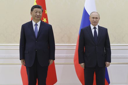 中國大陸國家主席習近平(左)15日在烏茲別克與俄羅斯總統普亭(右)會面。(美聯社)