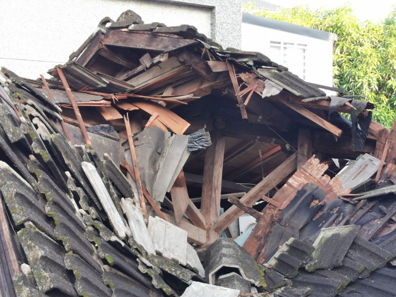 台東市山西路一段一棟80年日式老屋，昨晚地震後倒塌。記者卜敏正／攝影