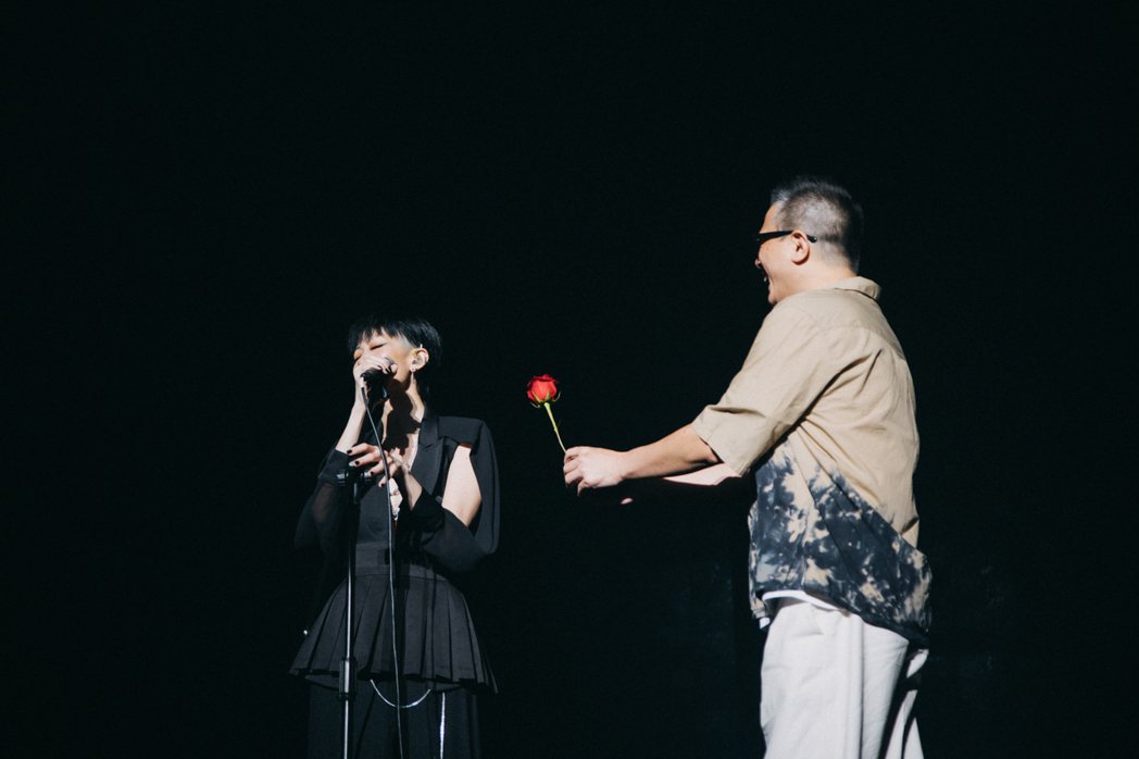 黃耀明(右)驚喜登台獻花，讓陳珊妮感動到噴淚。圖／大樂音樂提供