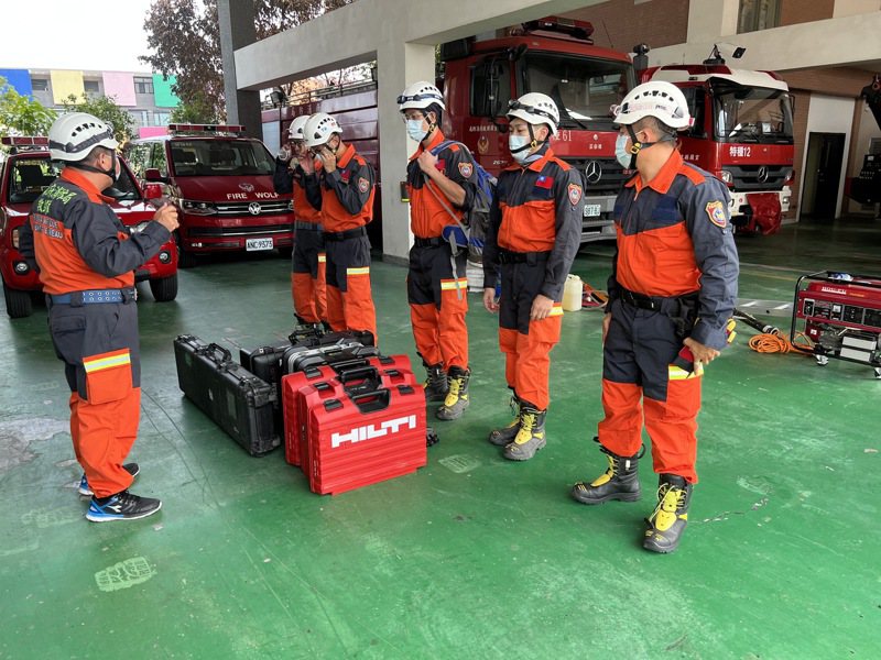 宜蘭縣消防局出動特搜人員前往花蓮協助救災。圖／消防局提供