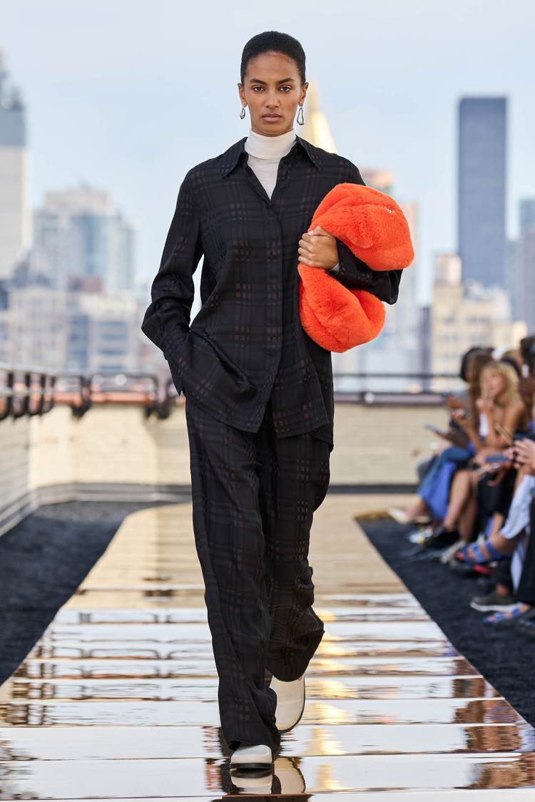 COS於紐約時裝周期間，舉辦秋冬大秀。圖／COS提供
