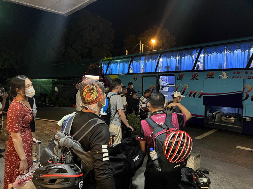 富里車站北返旅客搭上接駁遊覽車，開心笑喊「回家了！」記者張議晨／攝影