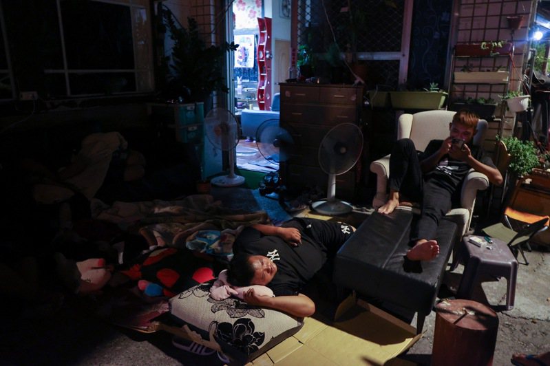 台灣東部今天發生芮氏規模6.8地震，花蓮玉里鎮受創嚴重，直到晚上都不時有餘震，許多居民不敢待在屋內，晚上在家門口打地鋪睡覺。記者余承翰／攝影