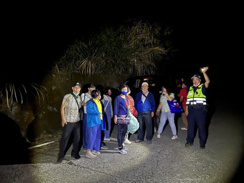 花蓮警方摸黑上山，在六十石山山路救出9人。圖／警方提供