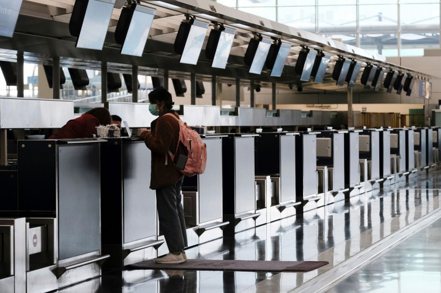 據當地媒體報導，香港可能會大幅鬆綁對入境國際旅客的防疫規定，或取消登機前檢測以及到港後的酒店隔離要求。路透
