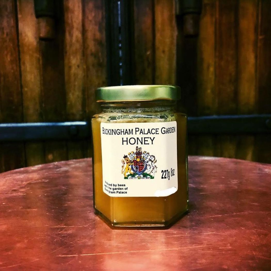 2009年女王開始在白金漢宮養蜜蜂，生產自己的蜂蜜。 圖／<a href=