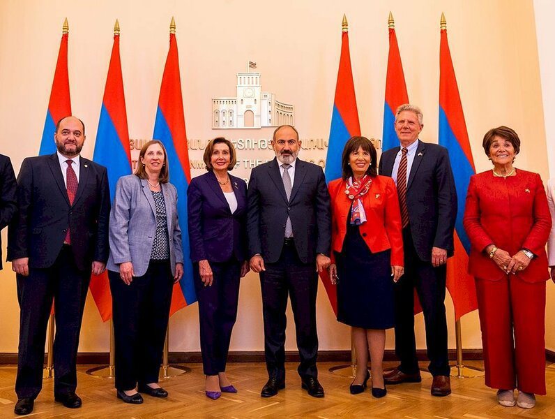 圖說：美國眾議院議長裴洛西(左3)18日率團參訪亞美尼亞。 （截至裴洛西臉書）