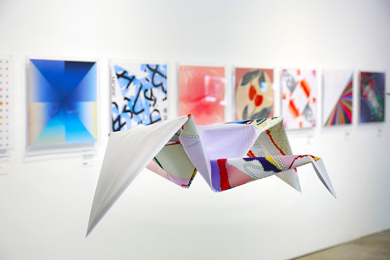 紙鶴的摺痕與稜角，代表藝術家的用心與對和平的深切盼望。(攝影/Carter)