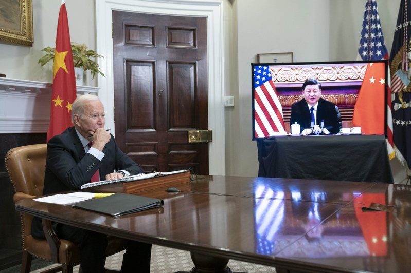 美国总统拜登（左）表示，他告诫过中国大陆国家主席习近平，违反对俄制裁会是大错特错。图为两人2021年11月15日进行视讯会谈的档案照。欧新社(photo:UDN)