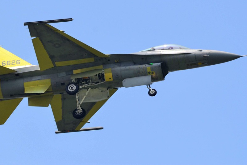 完成構改出廠試飛的F-16AM（F-16V），機身許多部分未上漆，可知已經換用新品。圖／讀者hojiyi提供