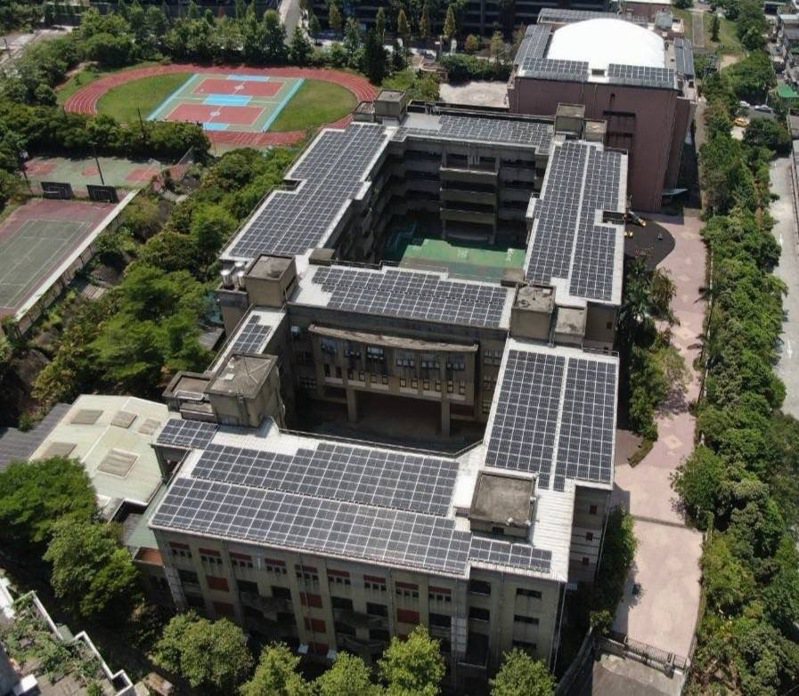 基隆市政府統一標租國中小學校舍屋頂裝設太陽能光電板，預計今年10月全數完成；圖為武崙國小。圖／基隆市政府提供