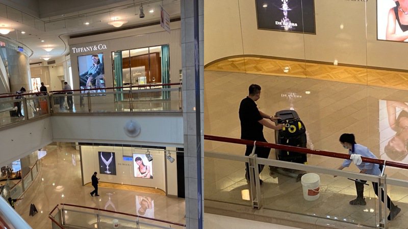 台北101購物中心因為灑水系統噴灑，導致商場各樓面出現淹水情況。記者江佩君／攝影