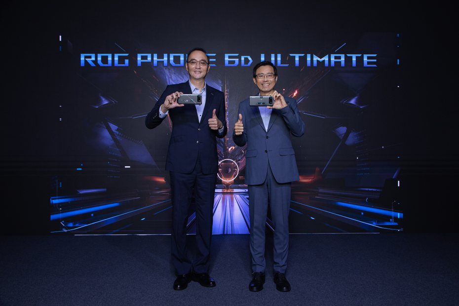 聯發科總經理陳冠州（左）華碩共同執行長許先越今（19）日一同揭示ROG Phone 6D Ultimate與ROG Phone 6D。聯發科／提供