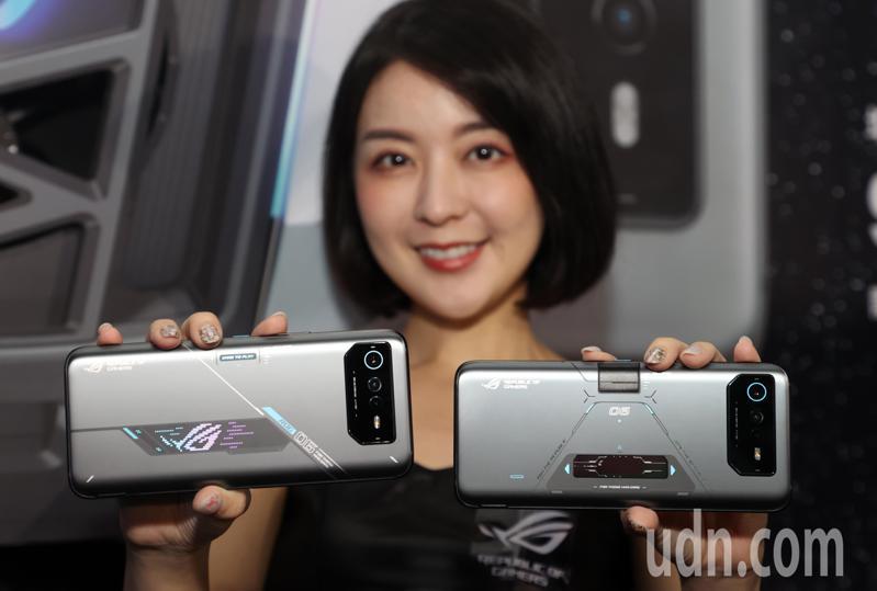 華碩今天舉辦ROG Phone 6D Ultimate新品發表會，本次推出的新手機，是華碩電競手機首次搭載聯發科處理器。記者胡經周／攝影