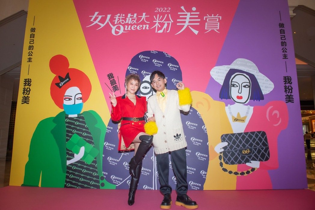 藍心湄（左）和黃子佼出席TVBS「2022粉美賞頒獎典禮」。圖／TVBS提供