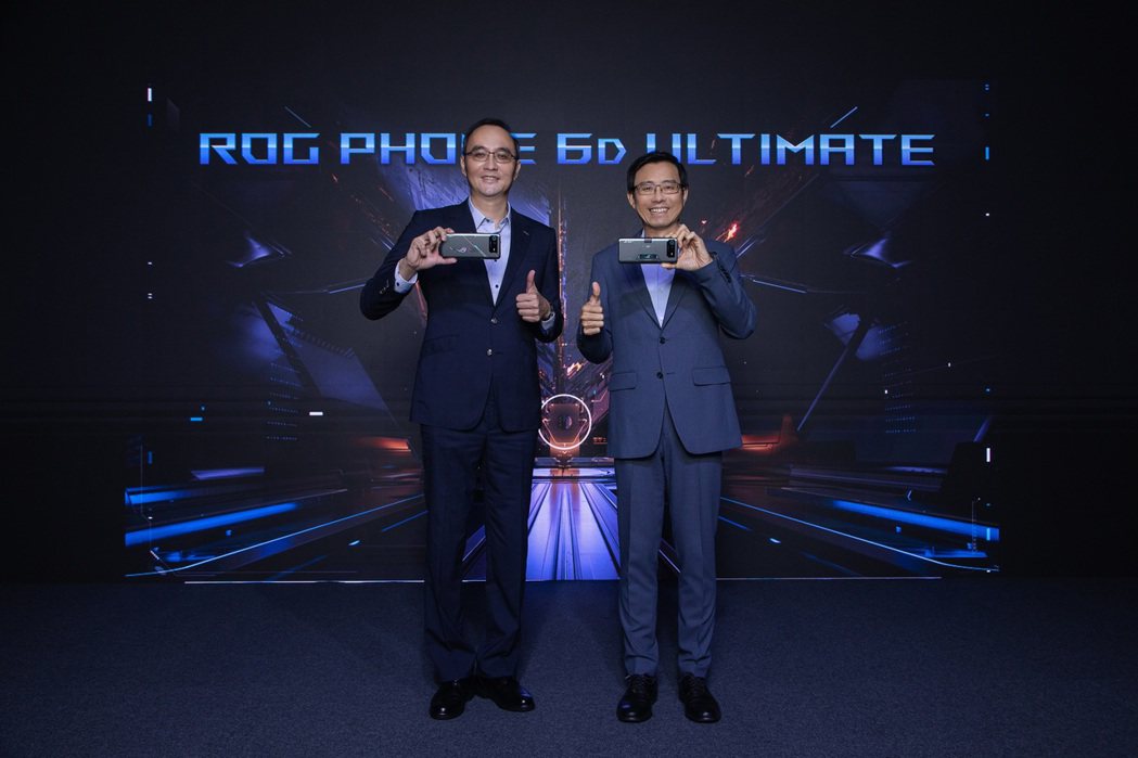 華碩共同執行長許先越（右）與聯發科總經理陳冠州一同揭示ROG Phone 6D ...