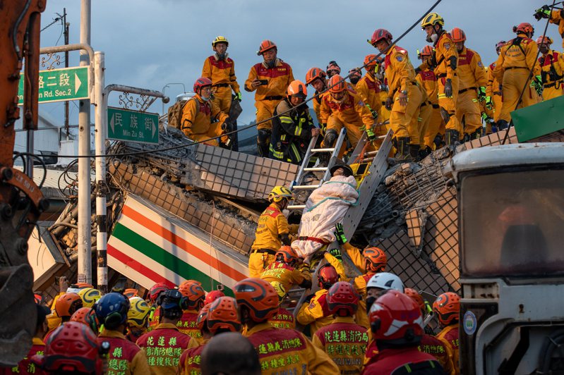 花蓮玉里一棟三層樓房昨天因地震坍塌，消防局搜救人員花了3小時救出最後一名受困的婦人，幸僅受輕傷。本報資料照片