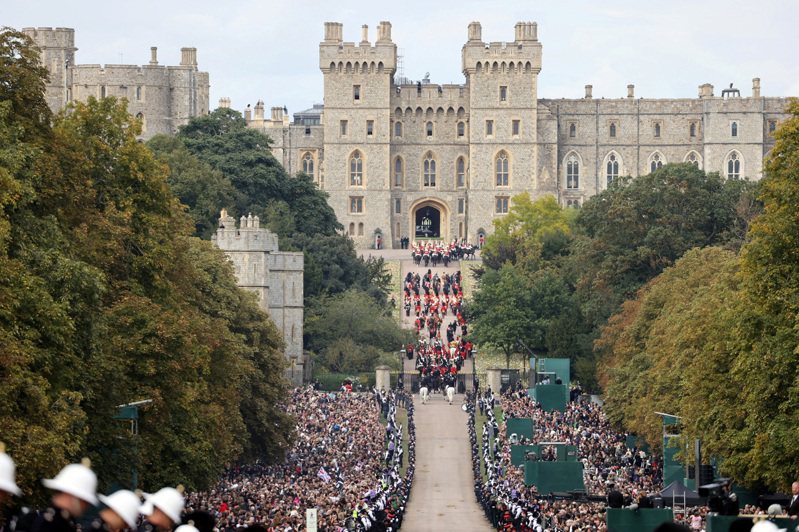 英國女王伊麗莎白二世舉行國葬，許多人到現場為女王送行。 路透社