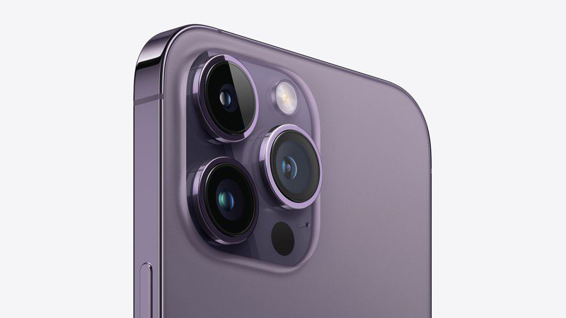 iPhone 14 Pro系列鏡頭升級至4800萬畫素，使用的感光元件比上一代還要大65%，因此變得又大又凸。（翻攝自蘋果官網）