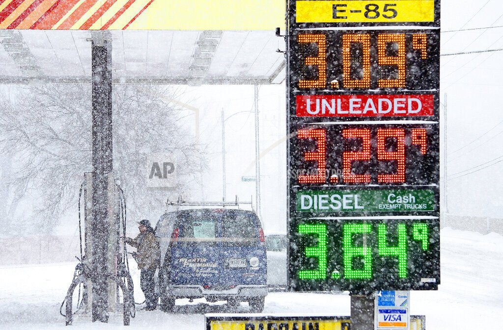 為了度過冬天，歐洲已經顧不得短期的環境災難。圖為2014年加油站示意圖。 圖／美...