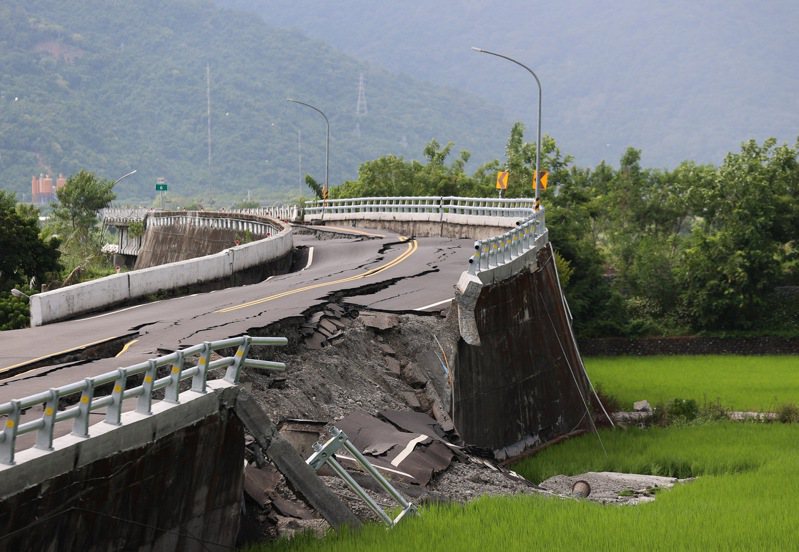 九一八台東地震造成花蓮高寮大橋崩塌，橋面斷成好幾截，路面滿是裂痕。記者余承翰／攝影