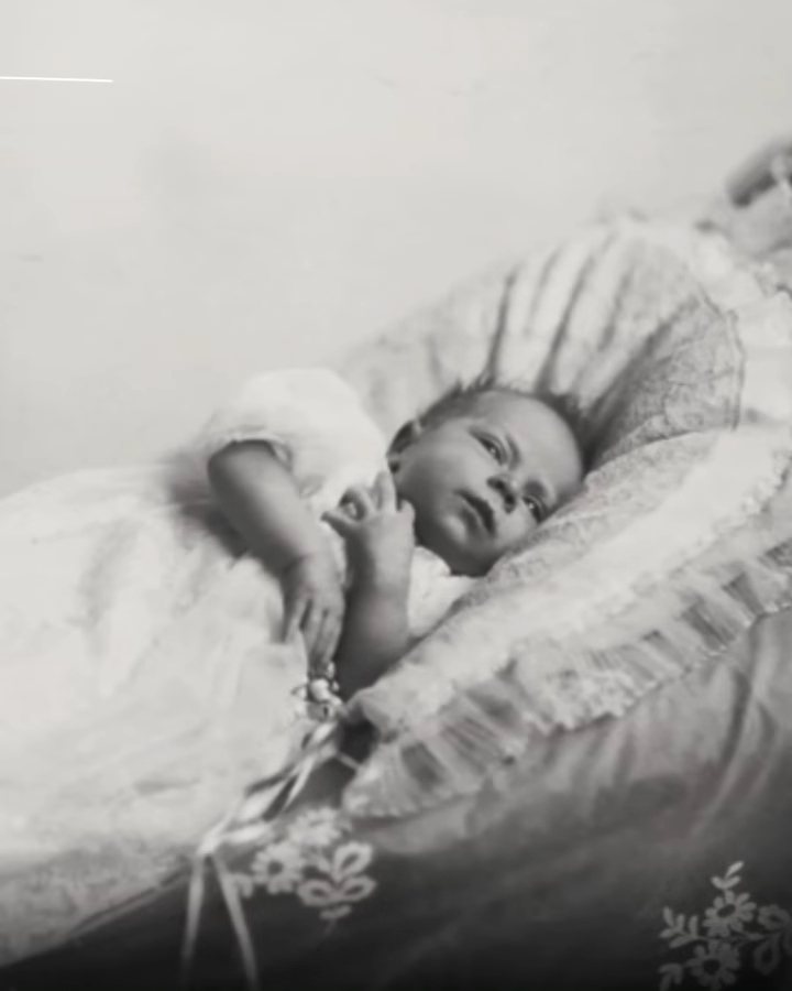 伊莉莎白二世嬰兒照。 圖／擷自Instagram/theroyalfamily