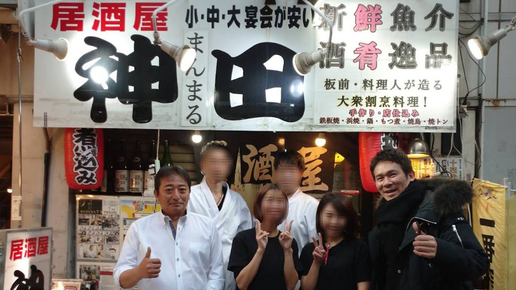 居酒屋老闆佐佐木式部（左一）曾接受男星伊原剛志訪問。圖／擷自推特
