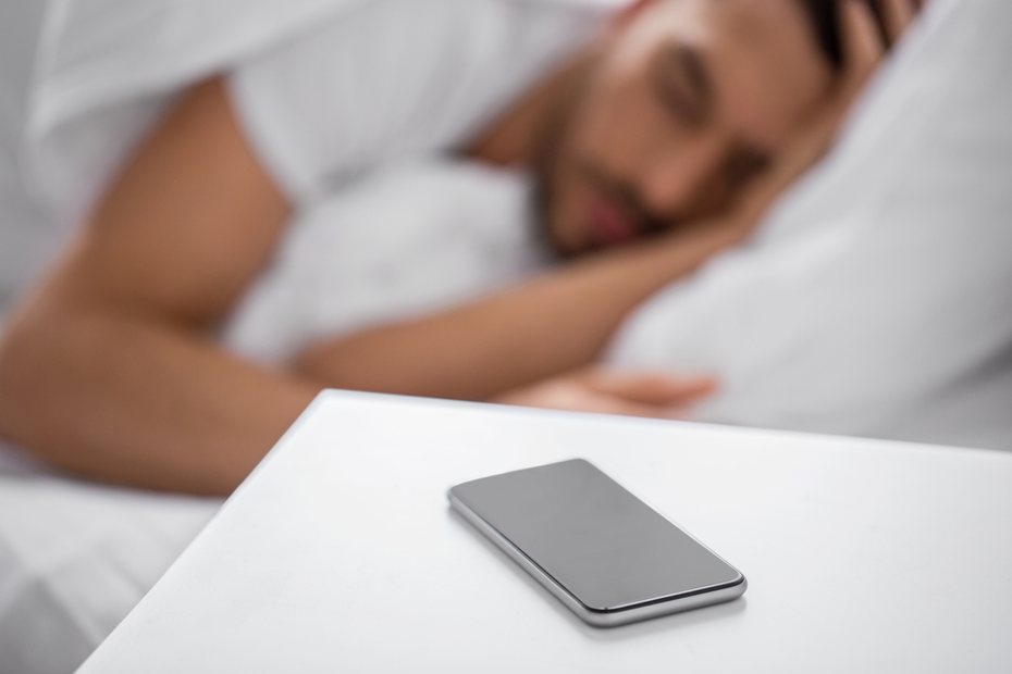 不少人在睡眠時開啟手機靜音或震動模式，以免被訊息通知打擾作息。 示意圖／ingimage