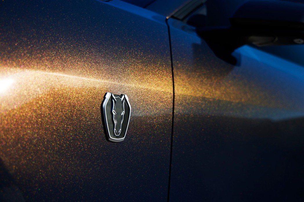 Ford為Mustang Dark Horse新設計的Logo標誌。 圖／For...
