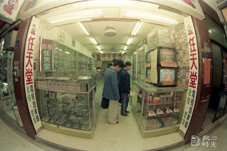 任天堂電視遊樂器販售店。圖＼聯合報系資料照（1988/03/01 林少岩攝影）