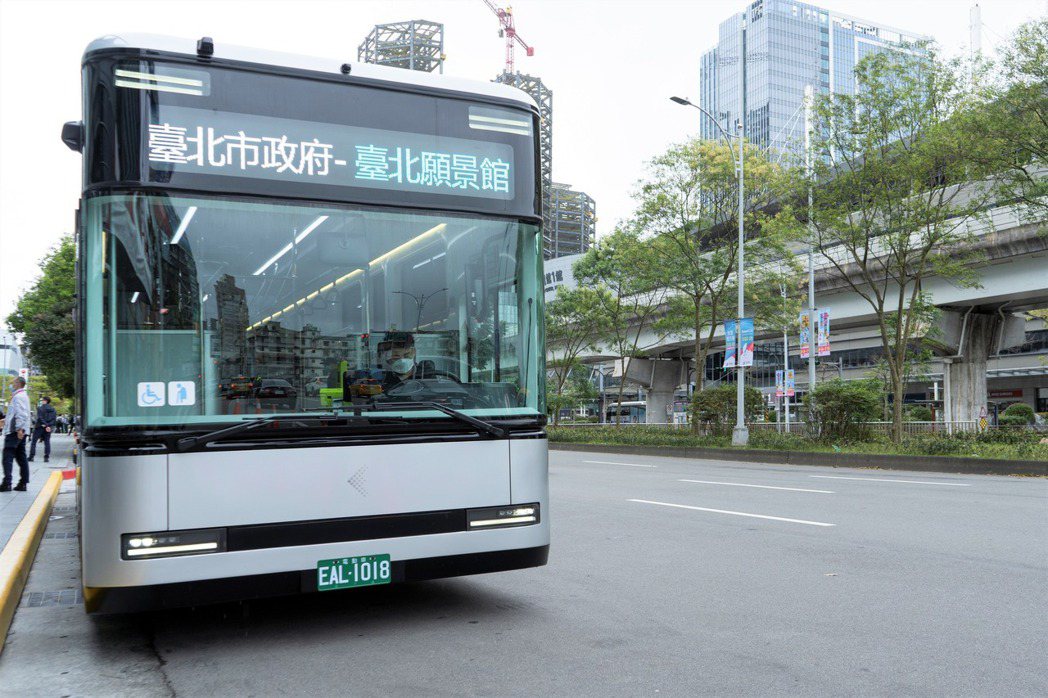 鴻海Model T將與大都會客運合作，未來將投入台北市公車營運行列。 圖／鴻海集...